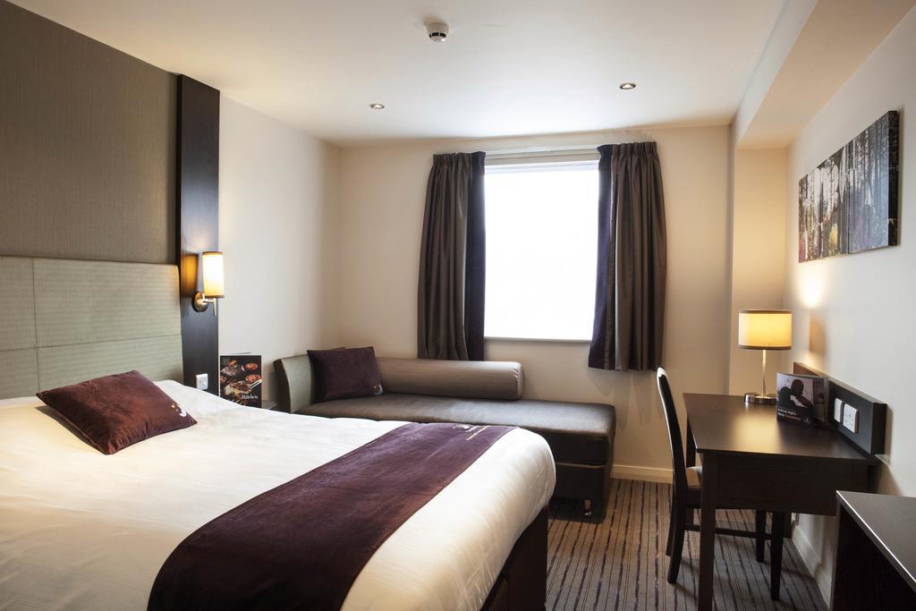 Premier Inn Peterborough - Ferry Meadows エクステリア 写真